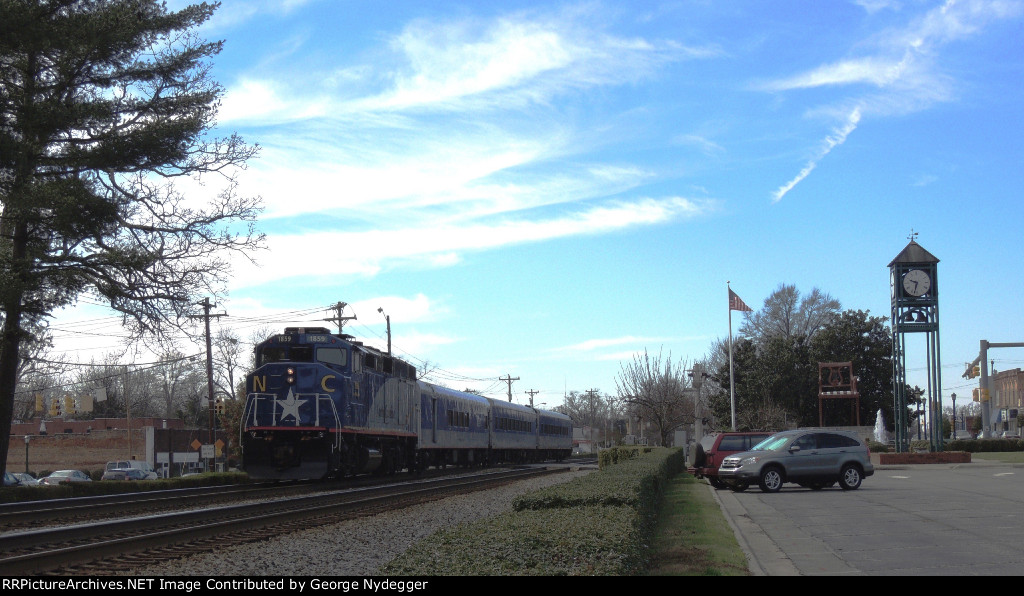 RNCX 1859 / F59PH passing thru Downtown